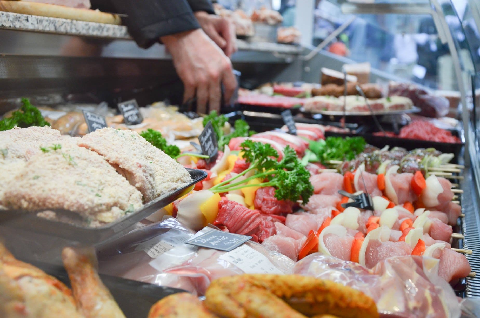 L'étal de la boucherie Du Pré à la Bouche : charcuterie, brochettes et viandes fraîches