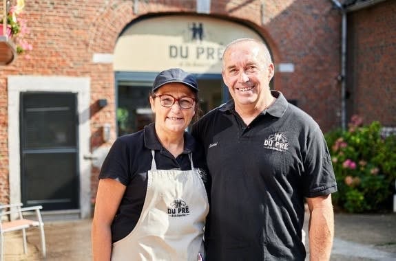 Brigitte & Daniel devant la boucherie Du Pré à la Bouche à Bombaye